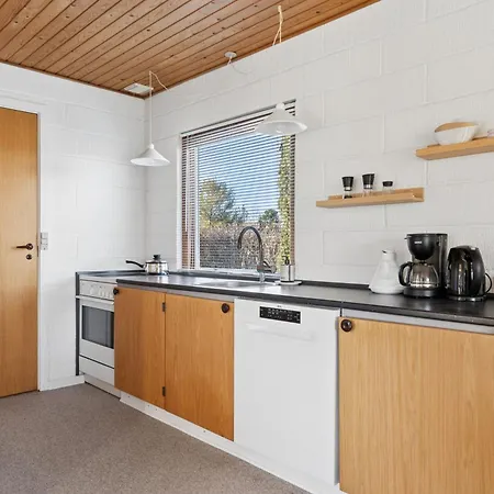Holiday home Cosy For 6 Near Beachsea