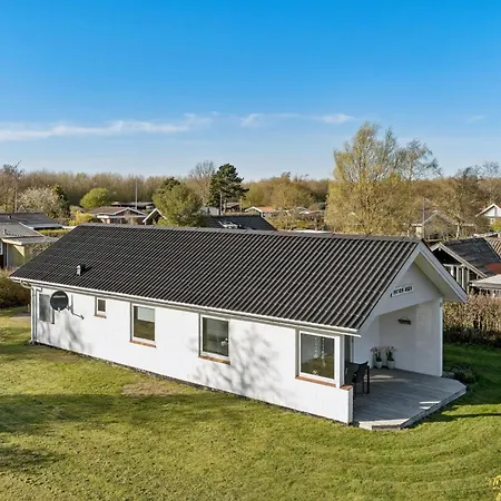 Holiday home Cosy For 6 Near Beachsea *