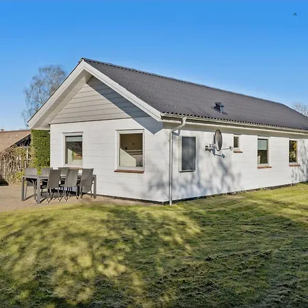 Holiday home Cosy For 6 Near Beachsea